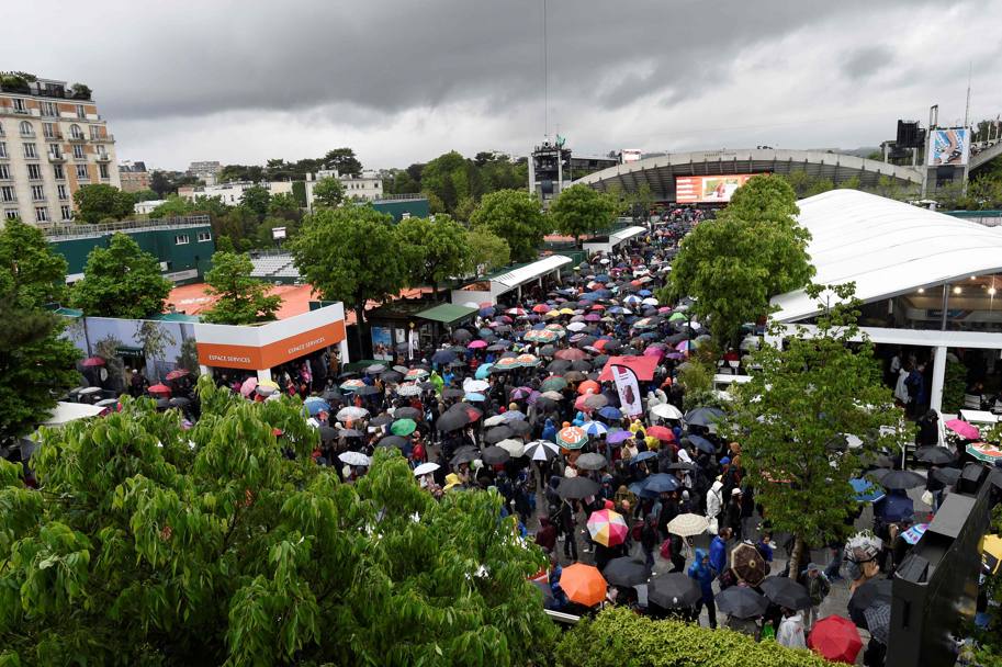 GLi spettatori del Roland Garros a ombrelli aperti (Afp)